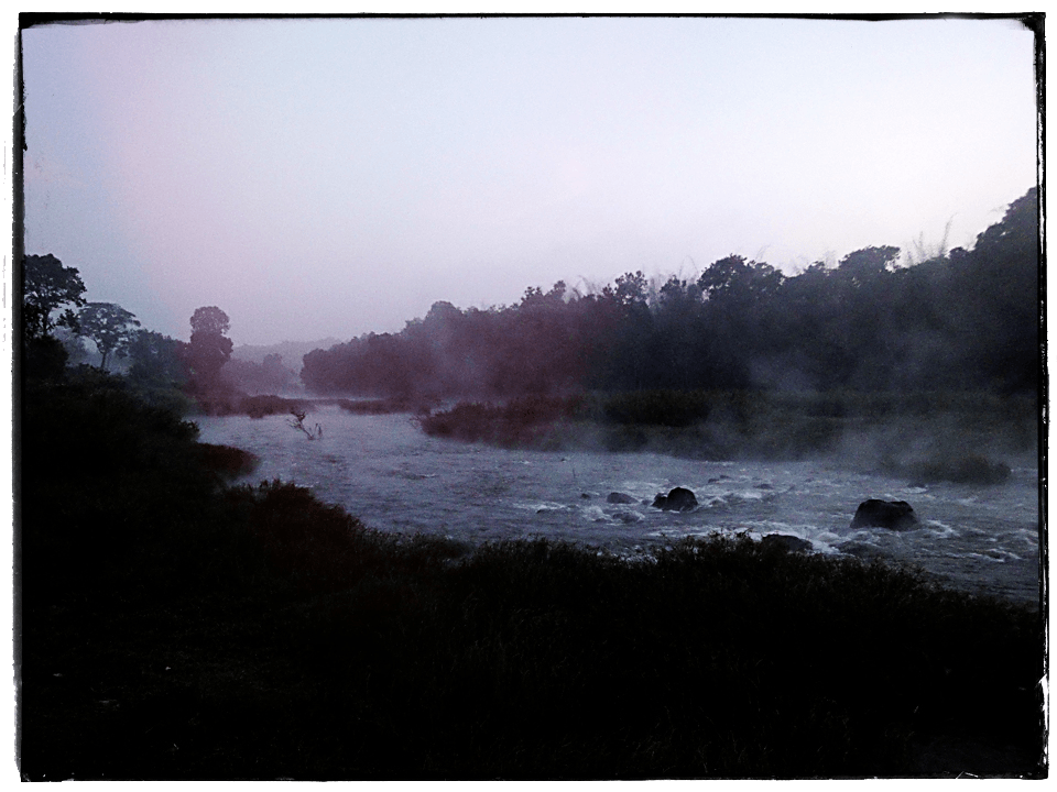 joki kuohuu ja on sumu